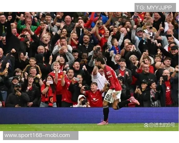 里斯三分球表现惊艳砍下12分助力球队逆转卫冕冠军更衣室庆祝热烈